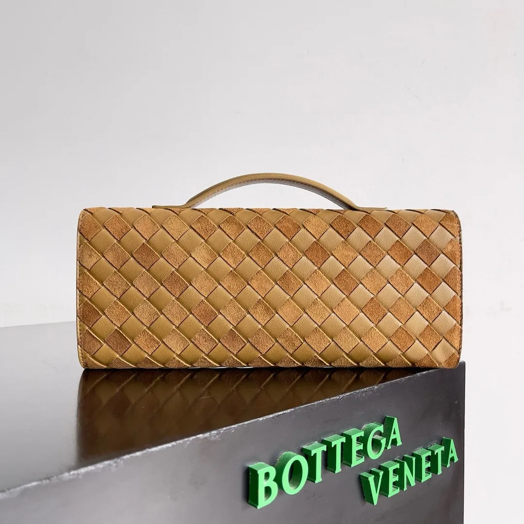 The batch of 1360 BV Andiamo evening handbags has been heavily planted again~ The designer aesthetics in the era of economic downturn are back. I fell in love with it at first sight and can't put it down. It's so beautiful and full of aura. The shape and texture are very competitive. It's light in weight and has sufficient capacity. It's a must-have for fashion people. It's suitable for many occasions, minimalist, high-end and light luxury. Model No.: 741511 (800754) Size: 31*13*3cm